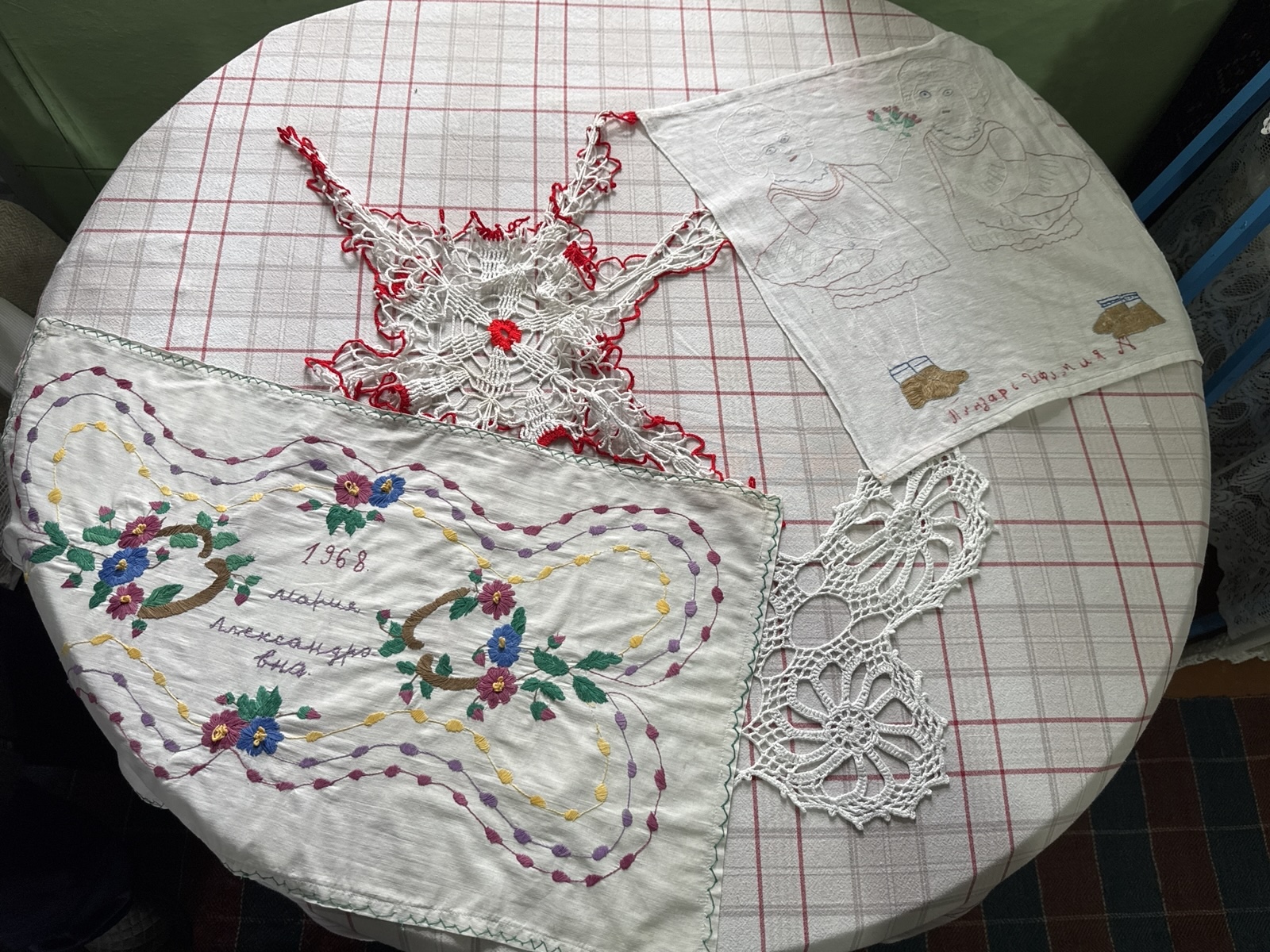 Broderii și textile lucrate de mână
