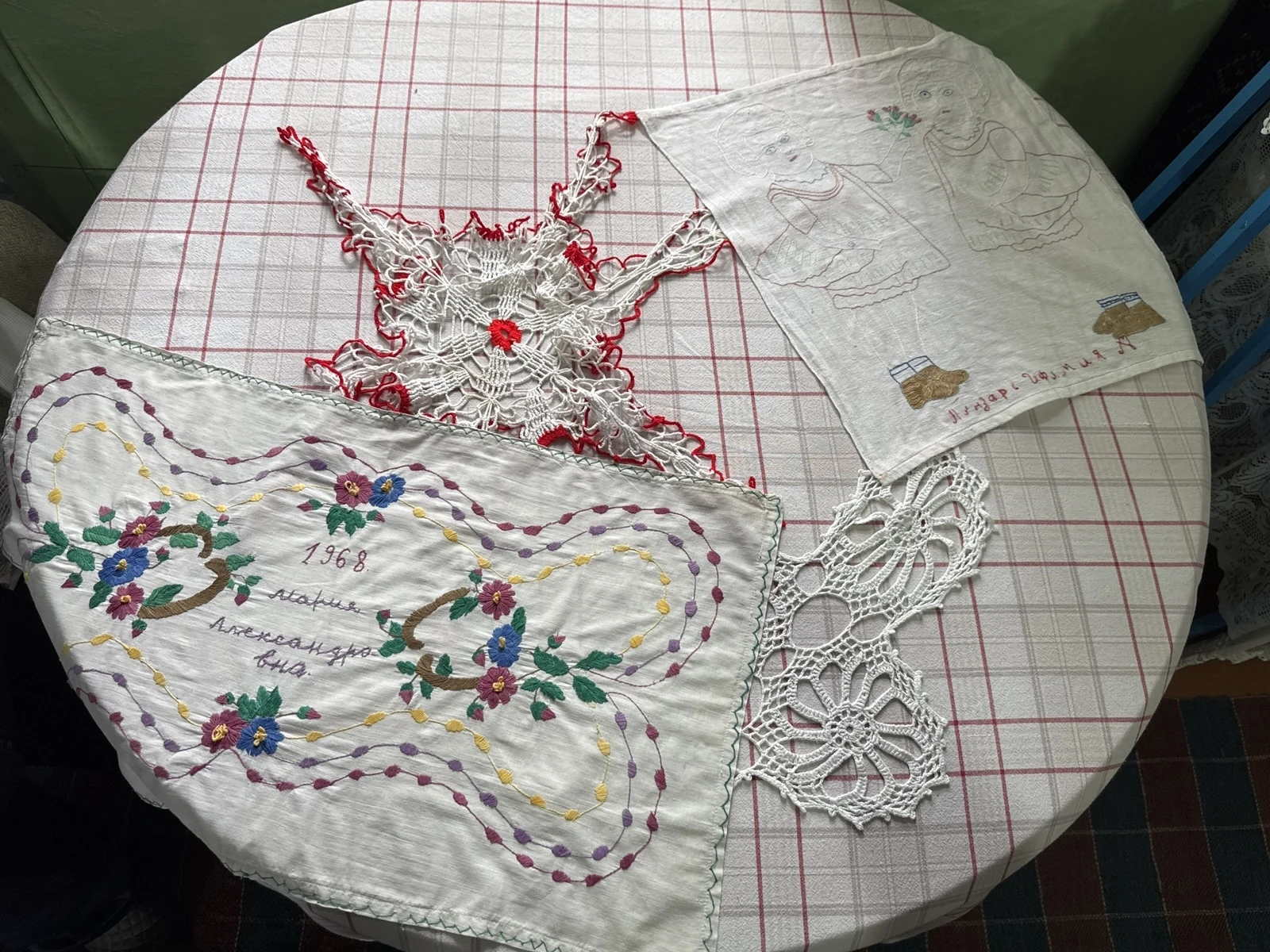 Broderii și textile lucrate de mână