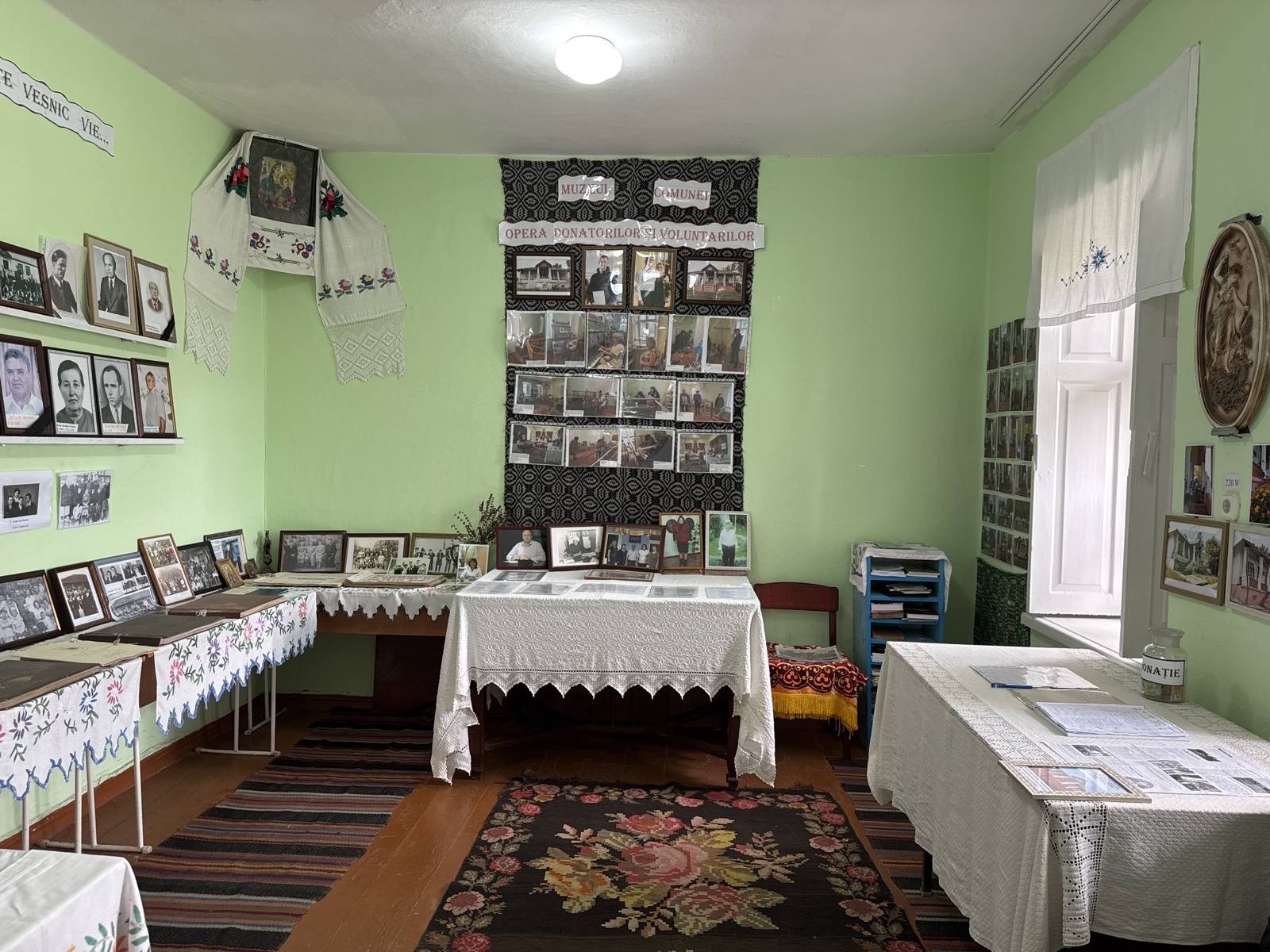 Sala cu fotografii și documente — opera donatorilor și voluntarilor