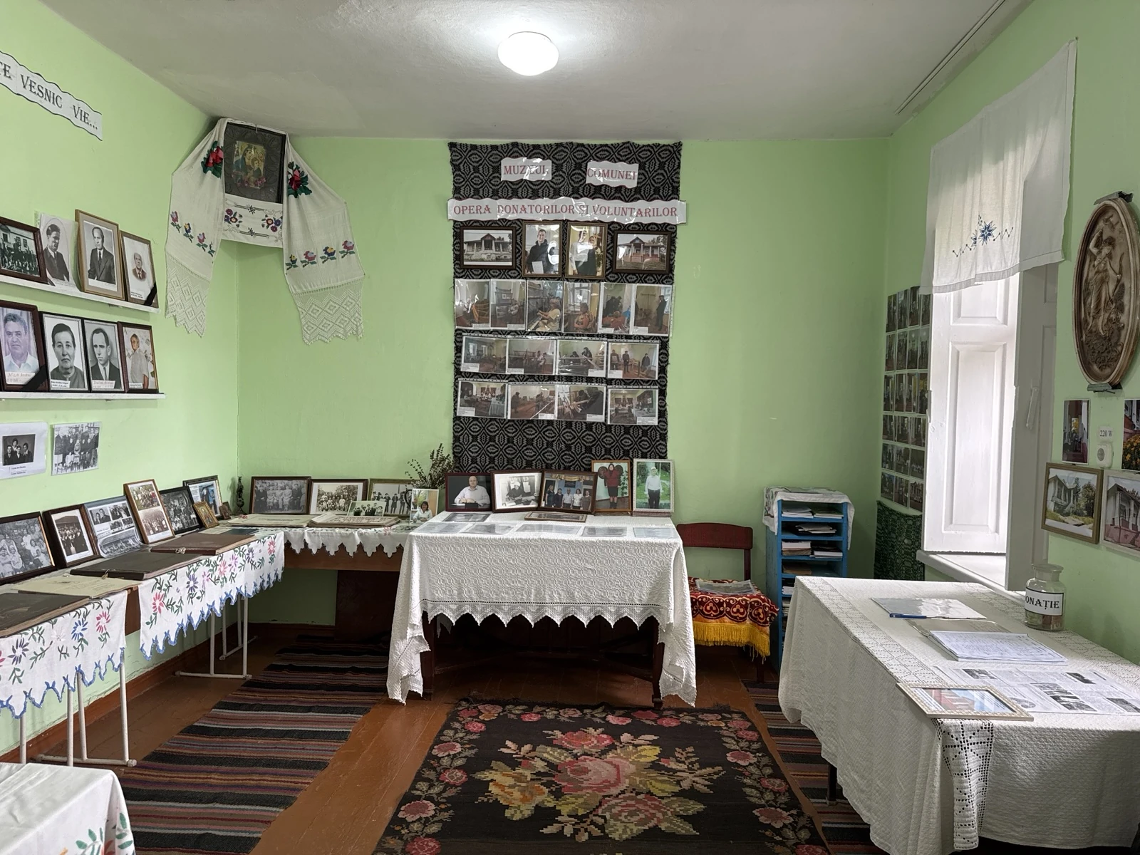 Sala cu fotografii și documente — opera donatorilor și voluntarilor