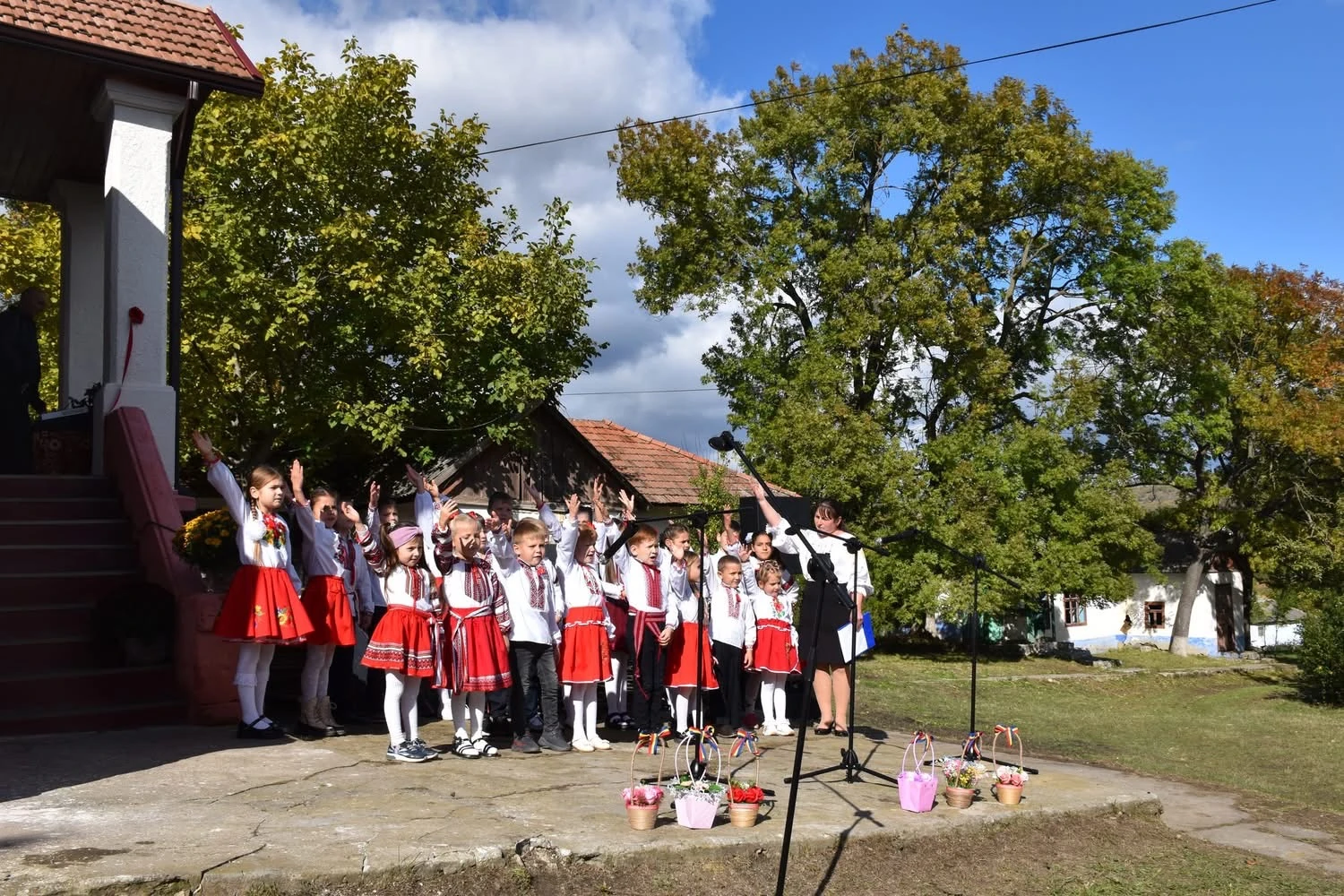 Corul copiilor de la grădiniță cântând la inaugurare