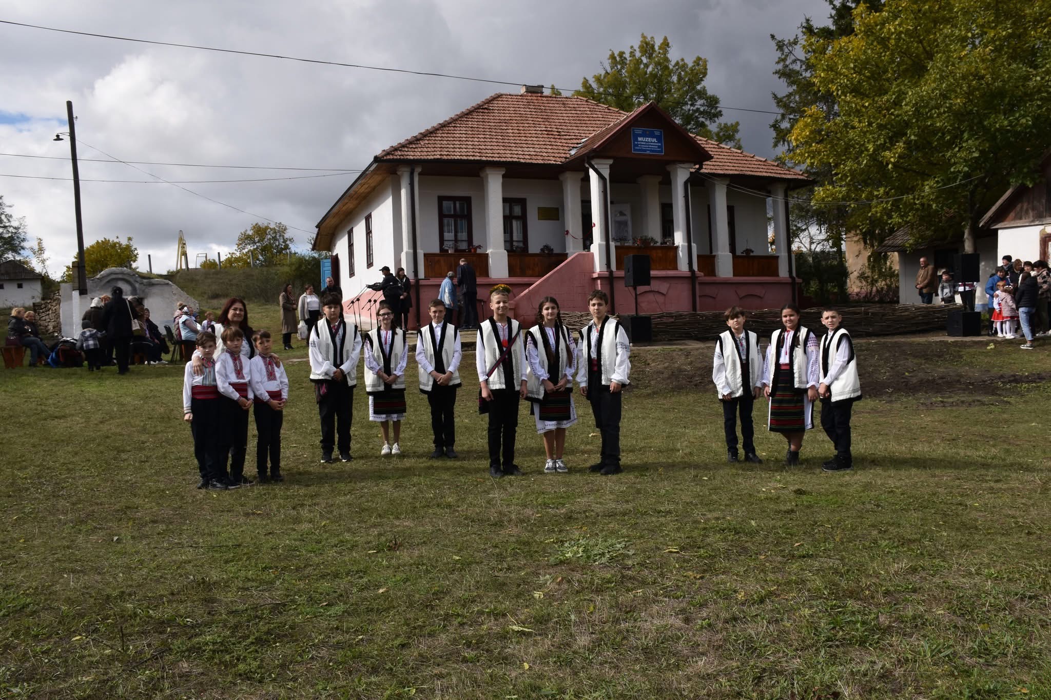 Elevi în costume populare în fața muzeului la inaugurare