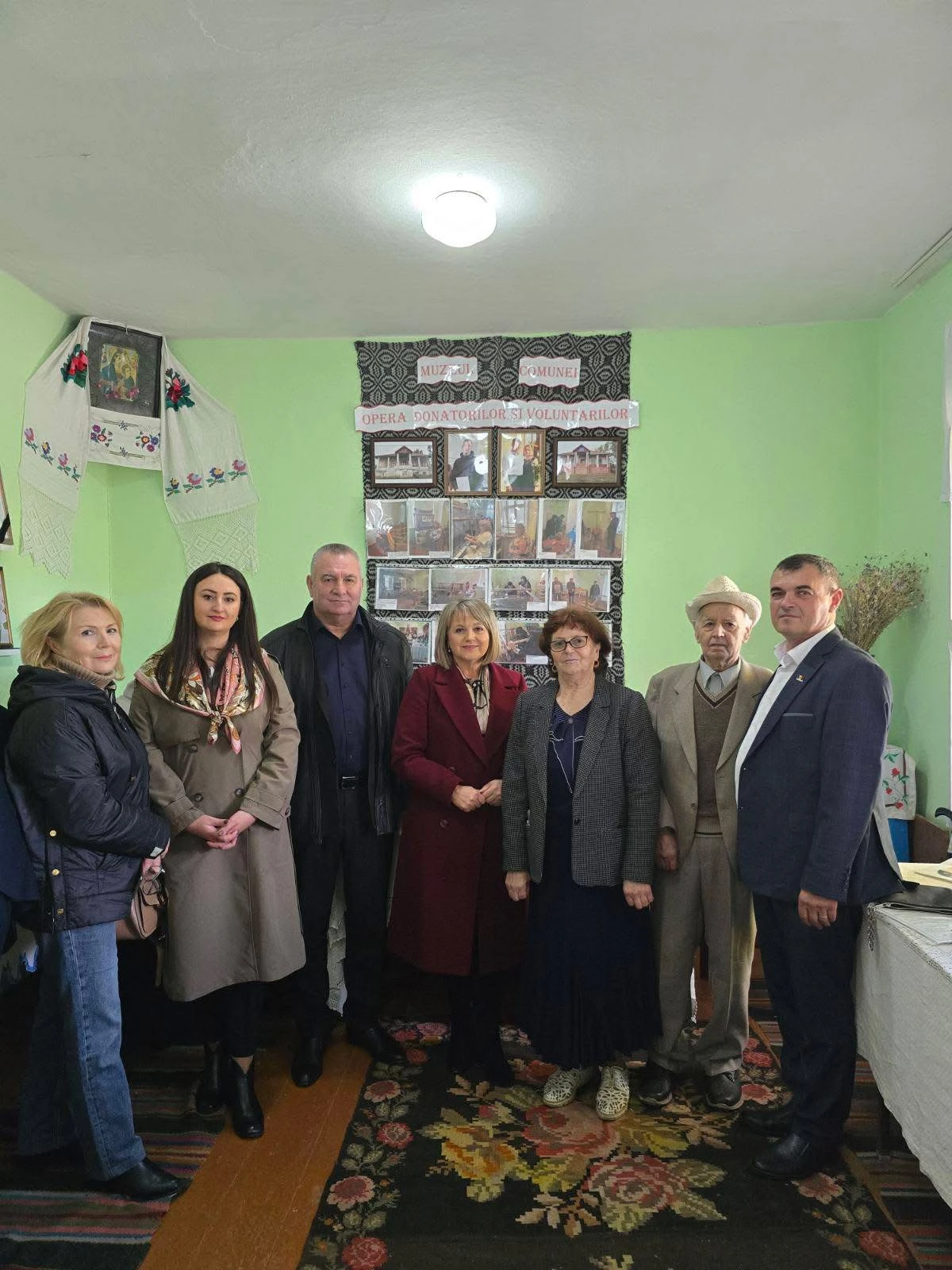 Fotografie de grup în fața panoului donatorilor