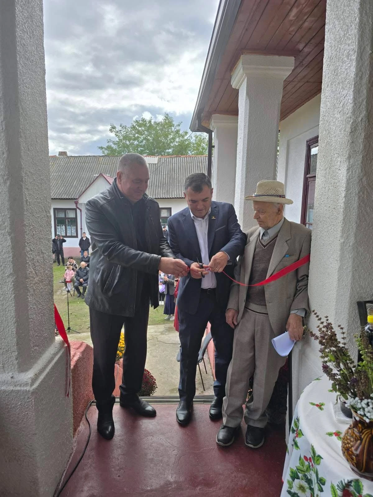 Tăierea panglicii la deschiderea muzeului