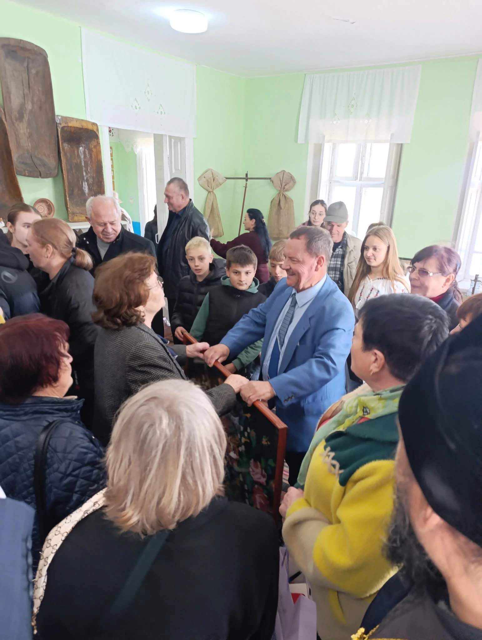 Vizitatori în interiorul muzeului la deschidere