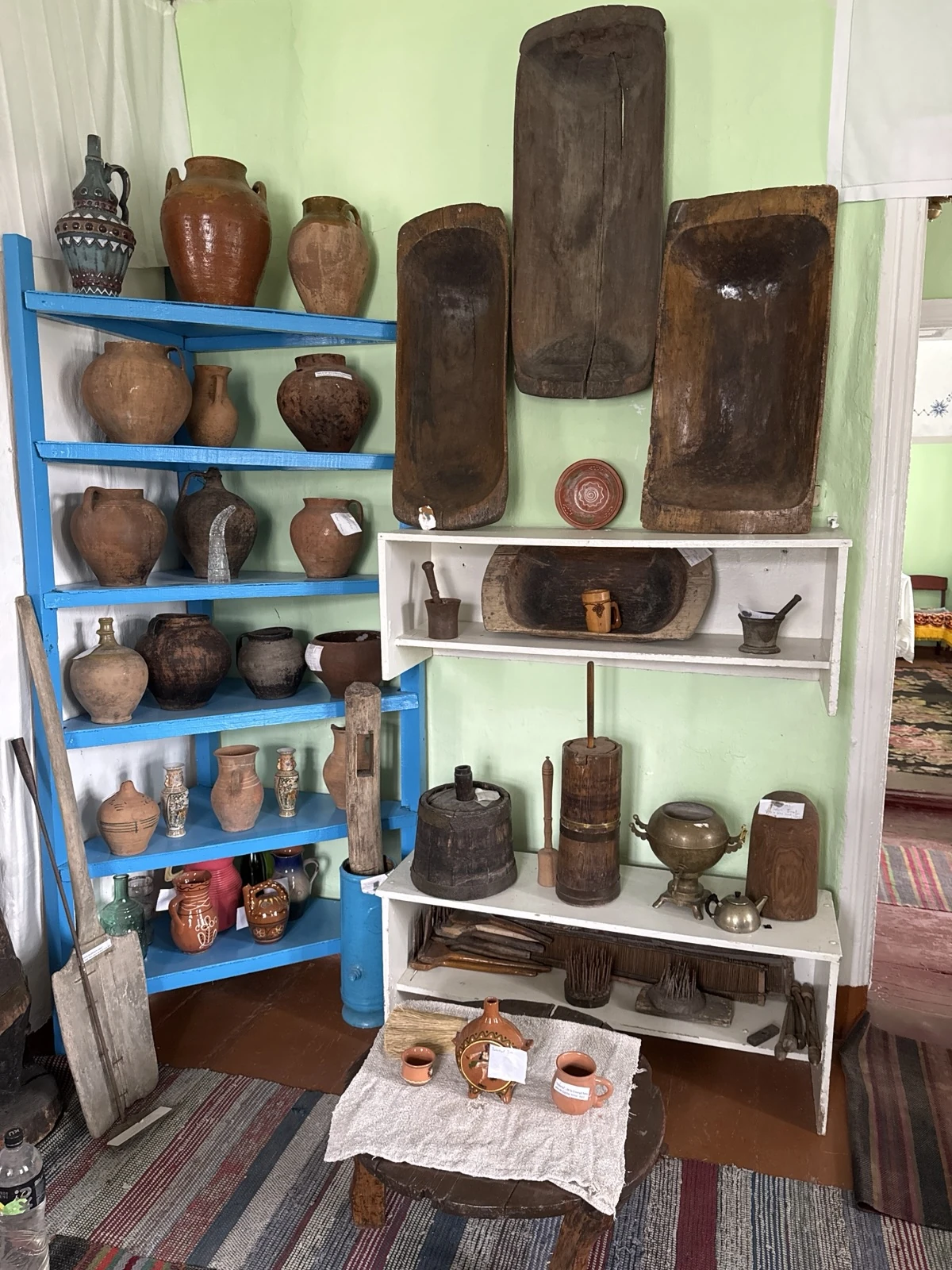 Vase de lut, covate și obiecte de gospodărie